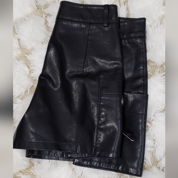 Faux leather shorts - Picture 3 of 3